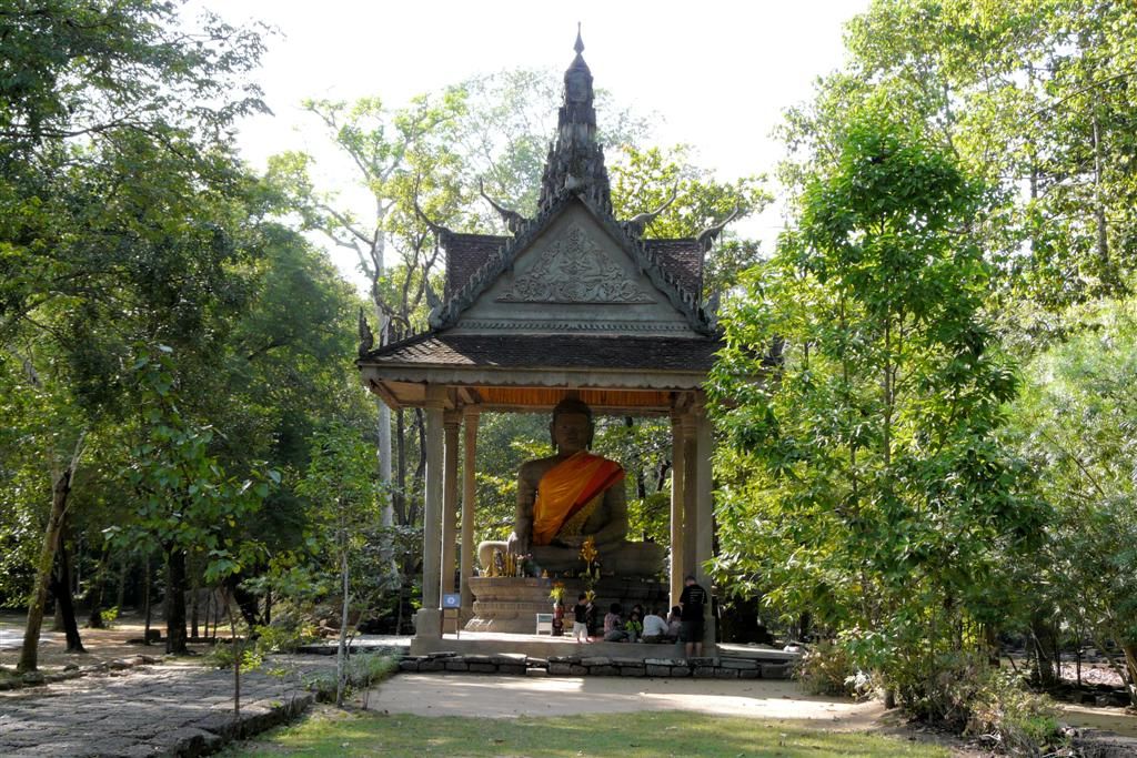 CAMBODJA - SIEM REAP - grote zittende boeddha van Angkor Thom