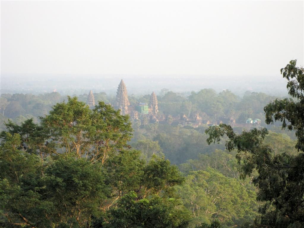 CAMBODJA - SIEM REAP - uitzicht vanaf de Phnom Bakheng tempel op Angkor wat