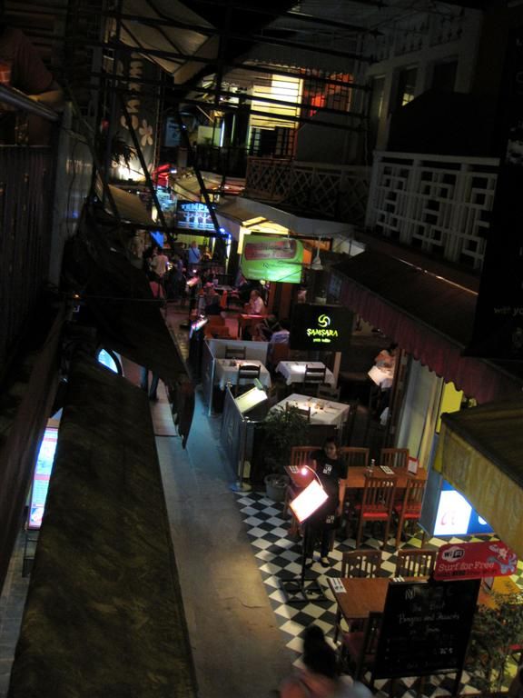 CAMBODJA - SIEM REAP - steeg met voornamelijk restaurantjes