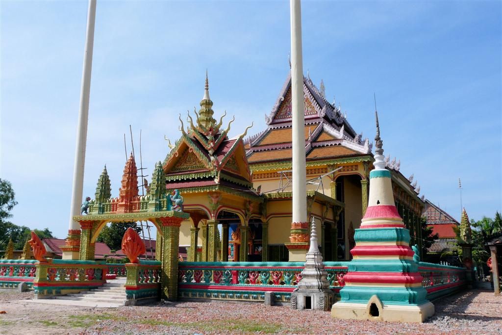 CAMBODJA - SIEM REAP - nieuwe tempel van een dorpje
