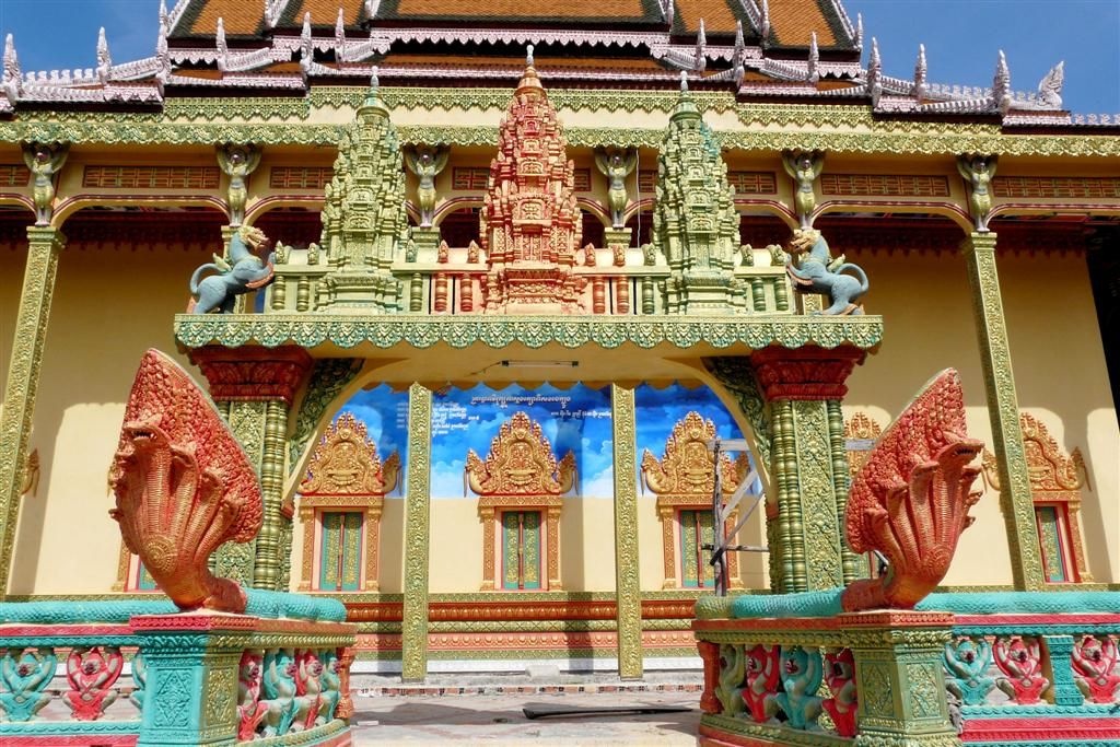 CAMBODJA - SIEM REAP - ingang bij de nieuwe tempel van een dorpje