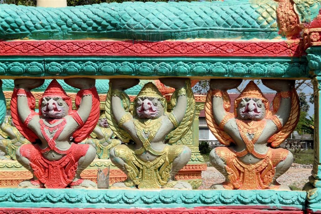 CAMBODJA - SIEM REAP - beelden bij de nieuwe tempel van een dorpje