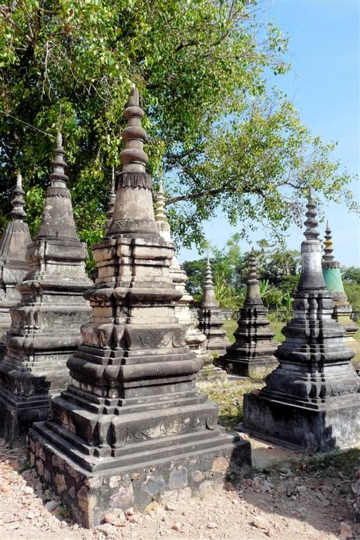 CAMBODJA - SIEM REAP - graven bij de oude tempel van een dorpje