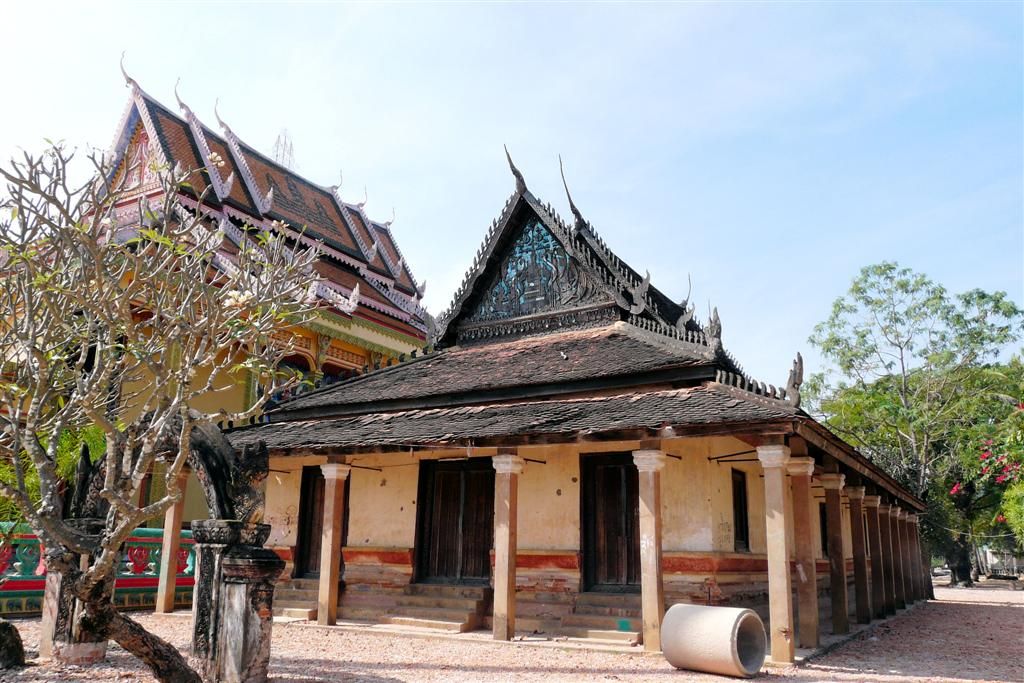 CAMBODJA - SIEM REAP - oude tempel van een dorpje
