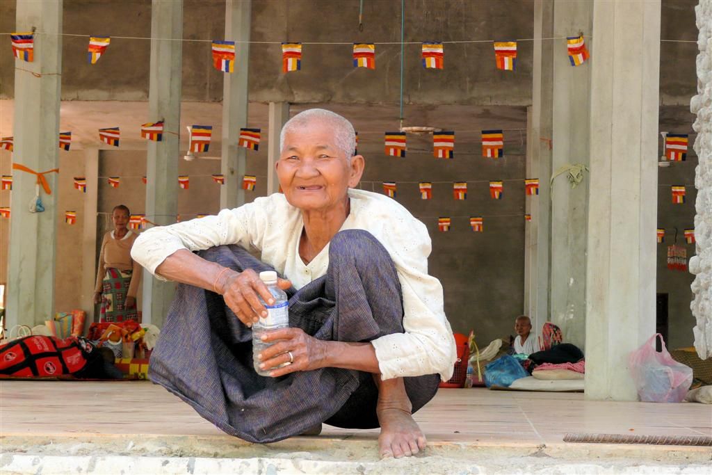 CAMBODJA - SIEM REAP - oudere vrouw in een dorpje