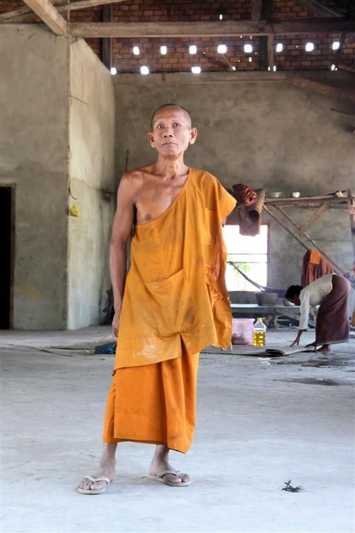 CAMBODJA - SIEM REAP - monnik in een dorpje
