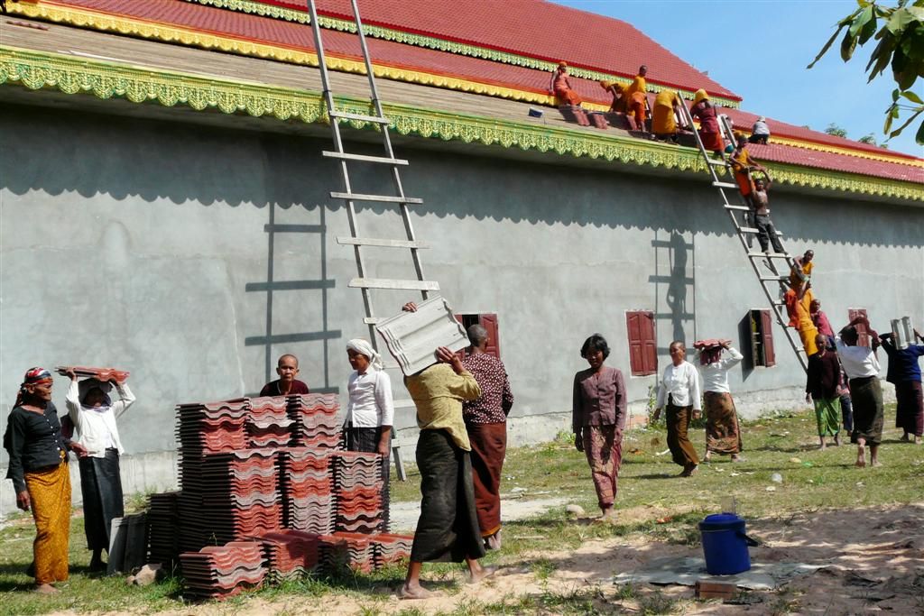 CAMBODJA - SIEM REAP - vrouwen schouwen dakpannen in een dorpje