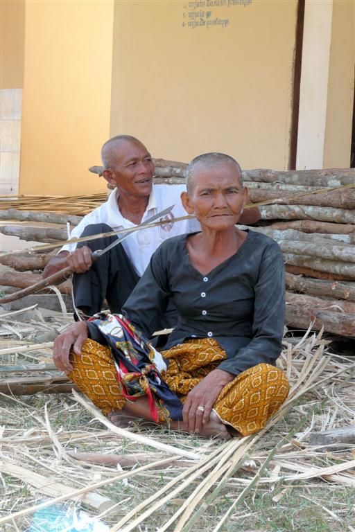 CAMBODJA - SIEM REAP - oudere vrouw en man splijten bamboe