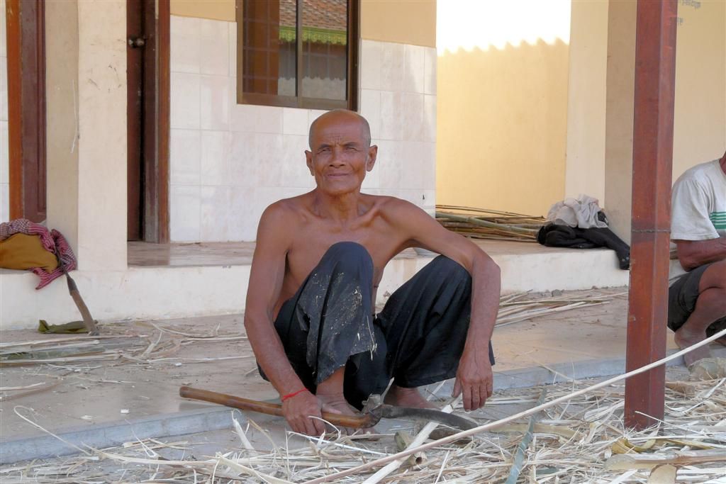 CAMBODJA - SIEM REAP - oudere man bewerkt hout