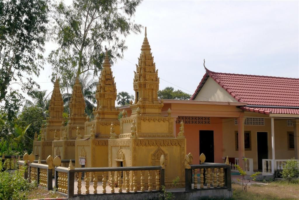 CAMBODJA - SIEM REAP - graven bij de nieuwe tempel van een dorpje