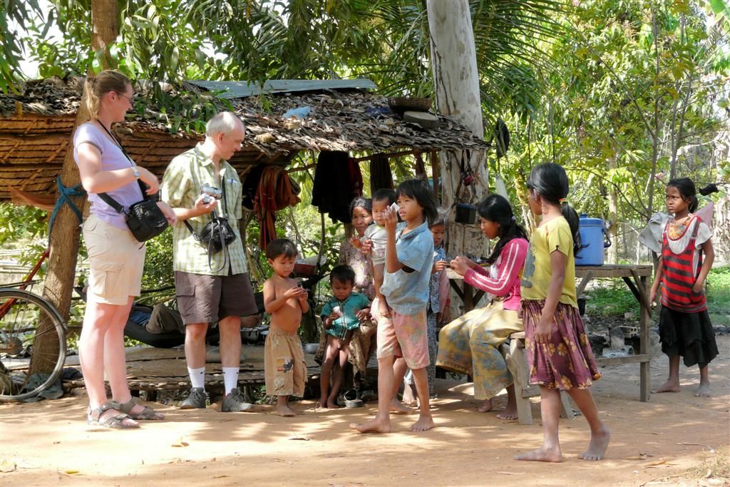 CAMBODJA - SIEM REAP - Brenda en Marc delen zeepjes uit aan kinderen van een dorpje