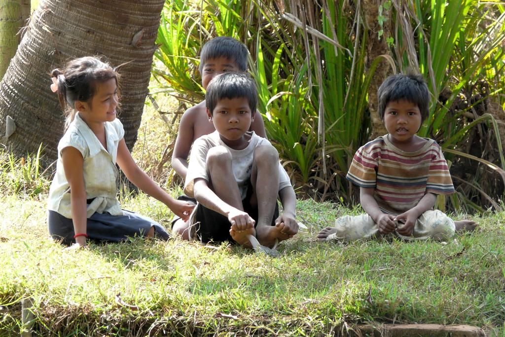 CAMBODJA - SIEM REAP - kinderen uit een dorpje