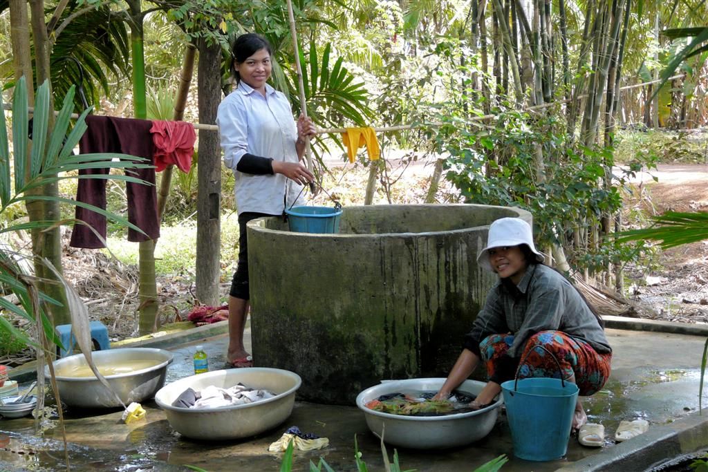 CAMBODJA - SIEM REAP - kleding wassen in een dorpje