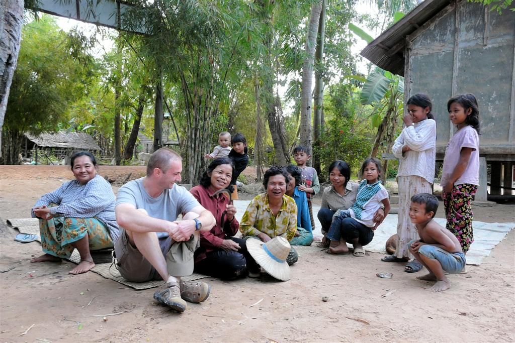 CAMBODJA - SIEM REAP - Carlos bij enkele dorpsbewoners