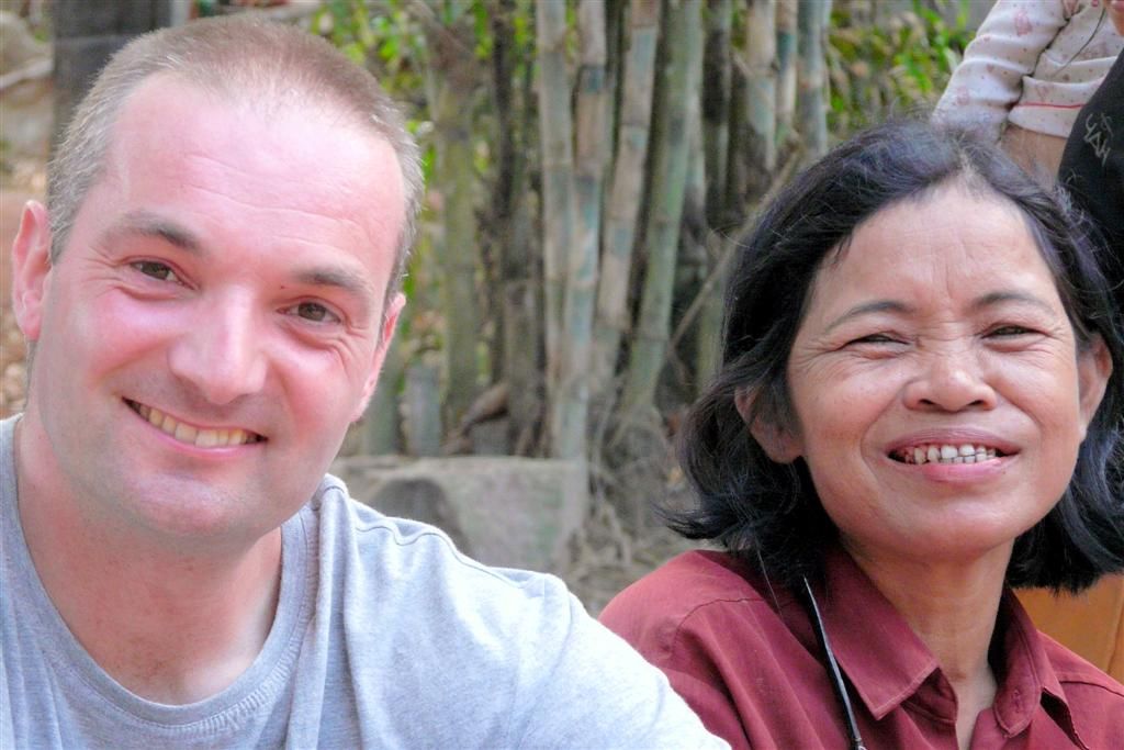 CAMBODJA - SIEM REAP - Carlos en een dorpsbewoonster