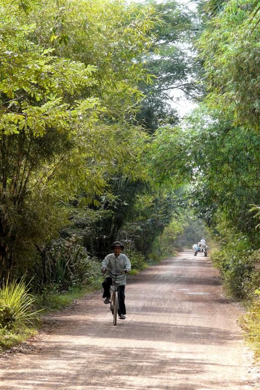 CAMBODJA - SIEM REAP - weg van een dorpje
