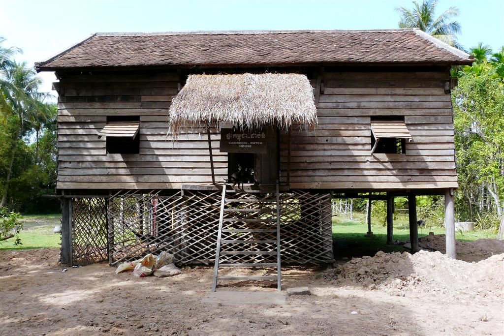 CAMBODJA - SIEM REAP - huisje in plaatsje Phum Chhuk wat gebouwd is met Nederlands geld en waar twee weeskinderen wonen