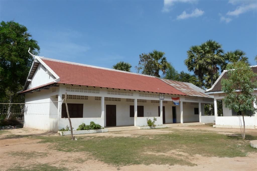 CAMBODJA - SIEM REAP - schoolgebouw in het dorp Phum Chhuk