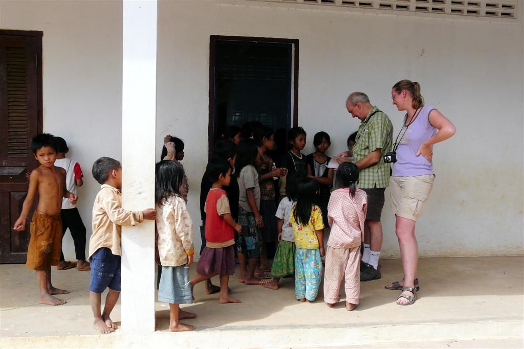 CAMBODJA - SIEM REAP - Marc en Brenda bekijken het lesmateriaal van de kinderen