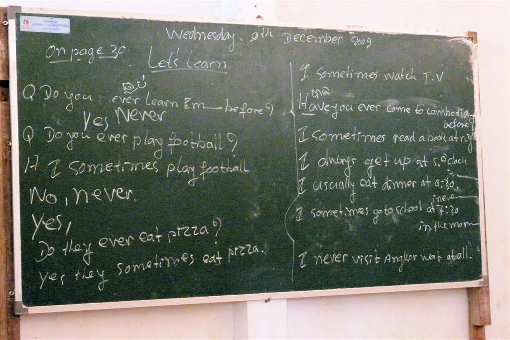 CAMBODJA - SIEM REAP - Engelse les op het schoolbord