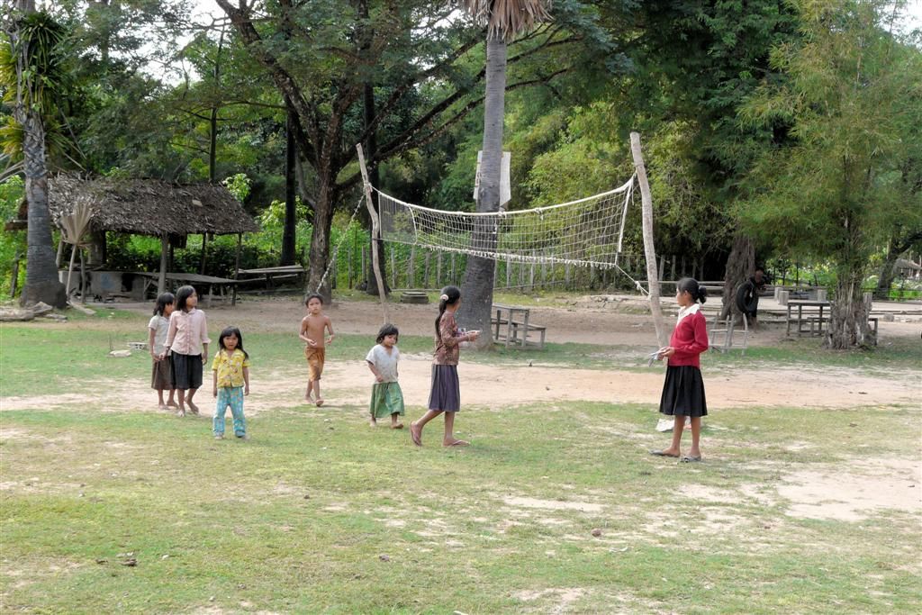 CAMBODJA - SIEM REAP - speelveld van de school in het dorp Phum Chhuk