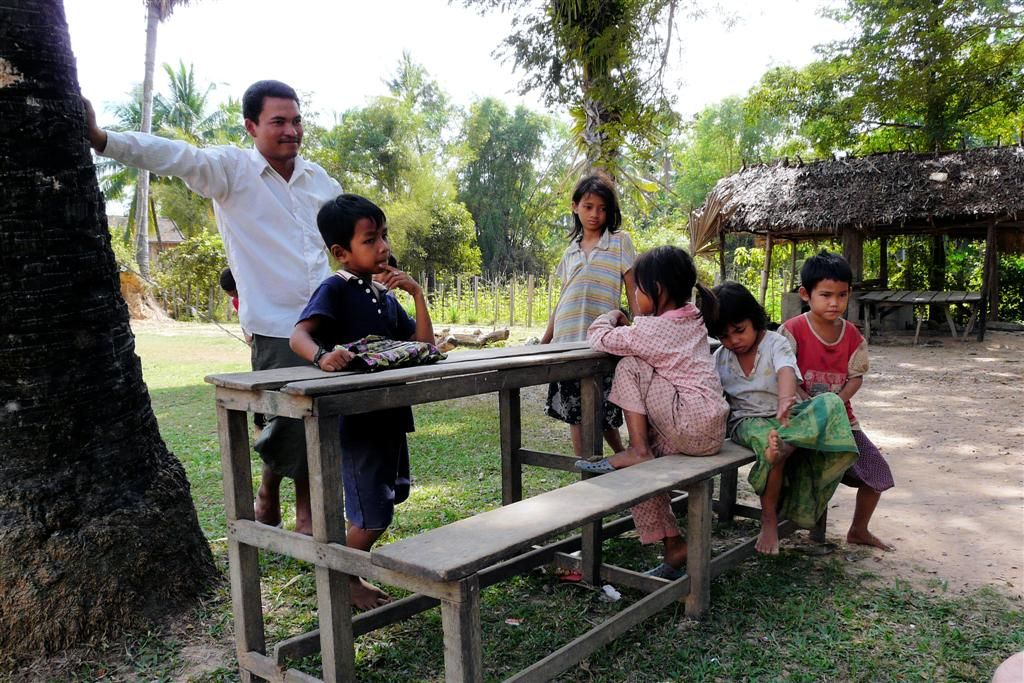 CAMBODJA - SIEM REAP - leraar en kinderen van de school in het dorp Phum Chhuk