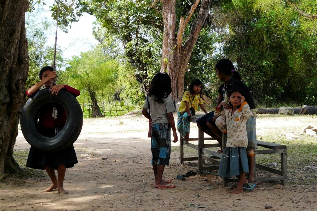 CAMBODJA - SIEM REAP - kinderen bij de school in het dorp Phum Chhuk
