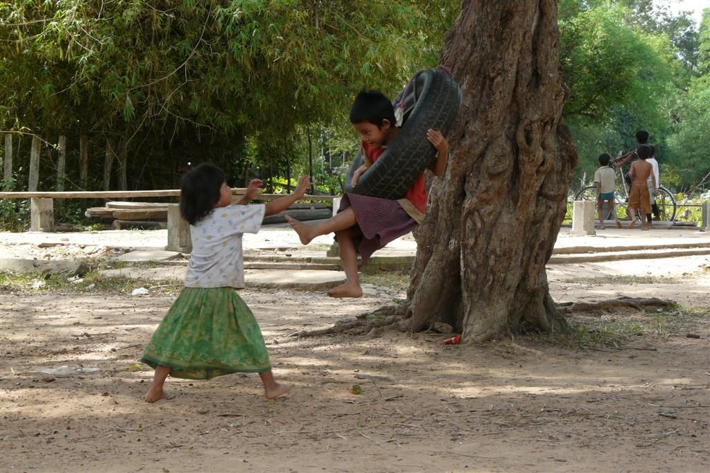 CAMBODJA - SIEM REAP - spelende kinderen bij de school in het dorp Phum Chhuk