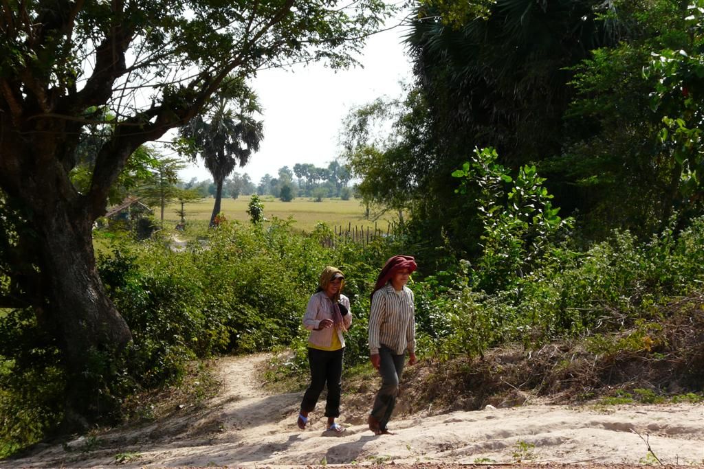 CAMBODJA - SIEM REAP - twee dorpsbewoonsters die op een rijstveld gewerkt hebben