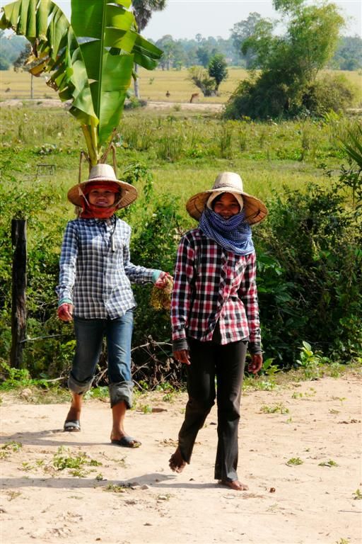 CAMBODJA - SIEM REAP - twee dorpsbewoonsters die op een rijstveld gewerkt hebben