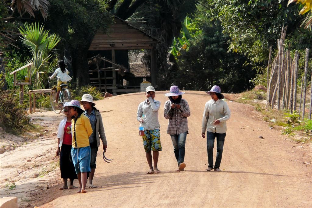 CAMBODJA - SIEM REAP - aantal dorpsbewoonsters die naar rijstveld gaan om te werken