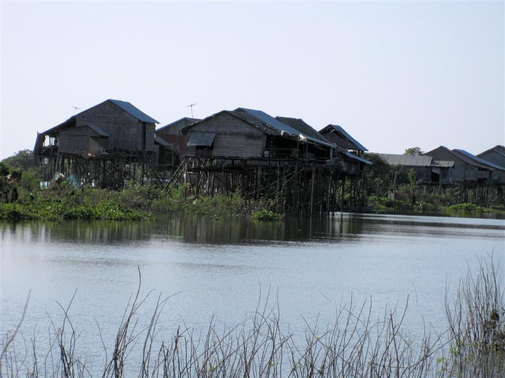 CAMBODJA - SIEM REAP - huizen op palen