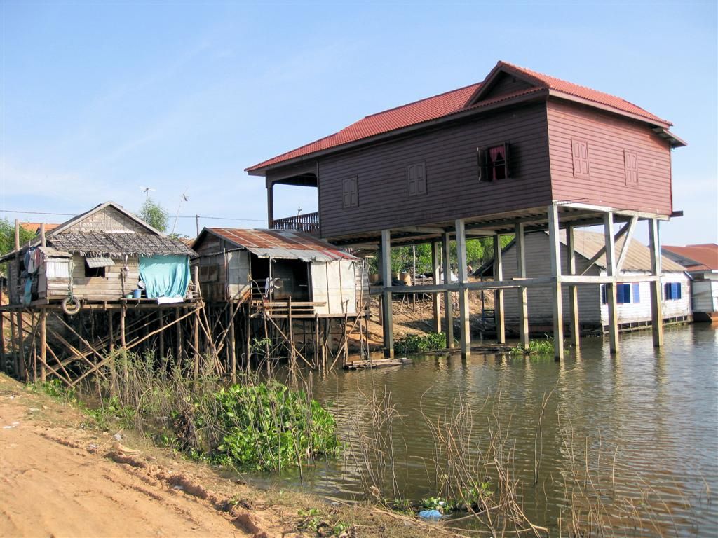 CAMBODJA - SIEM REAP - huizen op palen