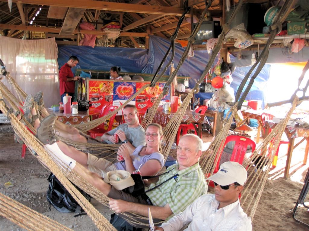 CAMBODJA - SIEM REAP - Marc, Brenda en Carlos liggend in een hangmat met een colaatje