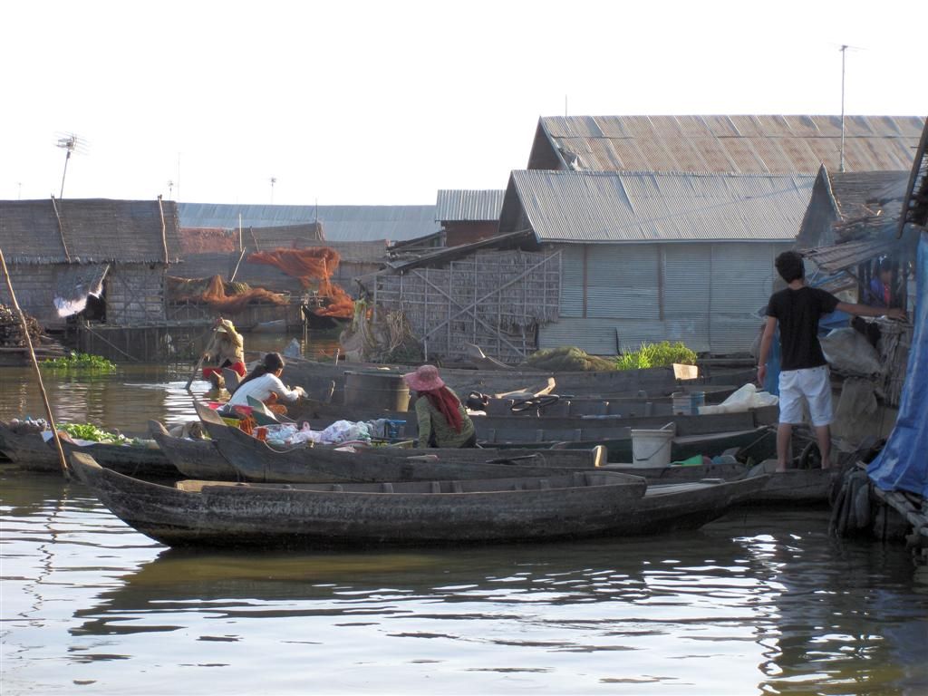 CAMBODJA - SIEM REAP - bootjes bij huizen op het water