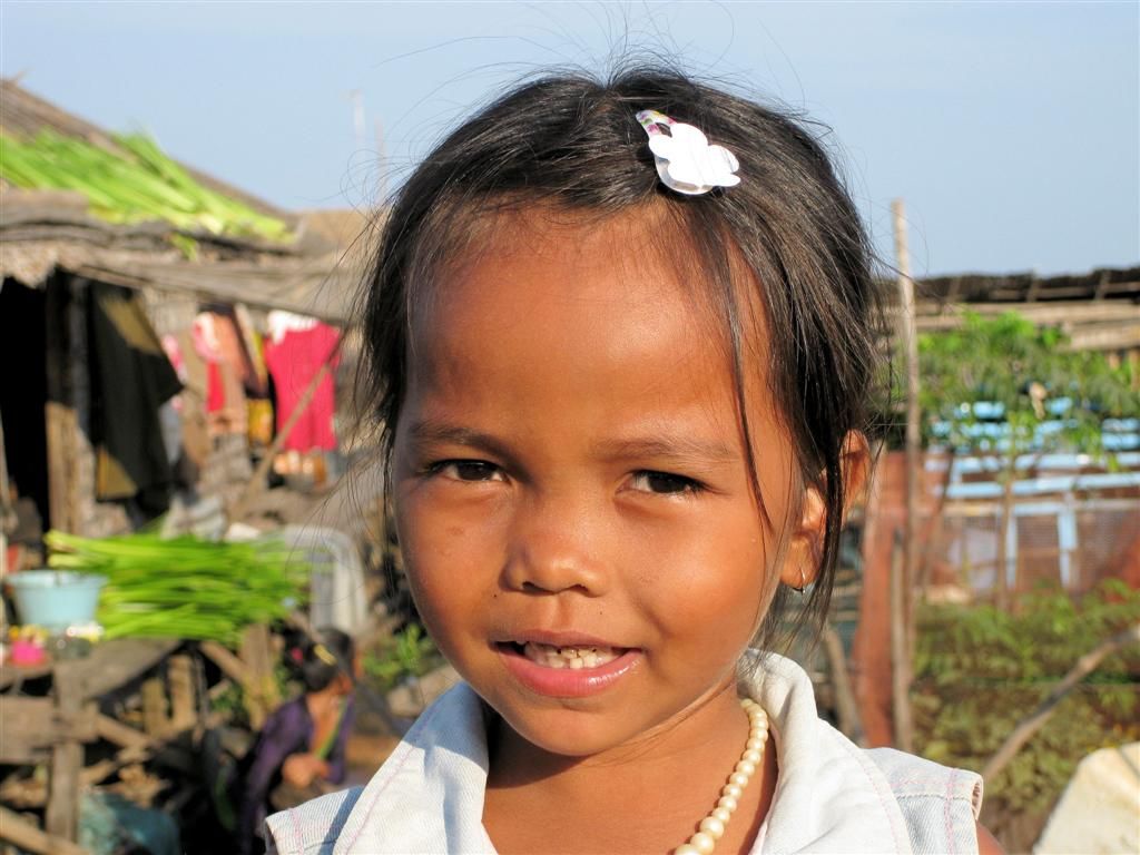 CAMBODJA - SIEM REAP - kind dat in een huis op het water woont