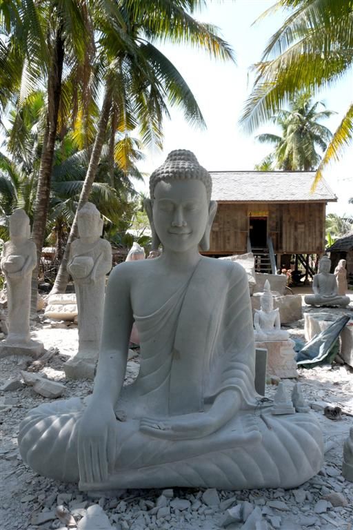 CAMBODJA - SIEM REAP -> PHNOM PENH - nieuw boeddhabeeld