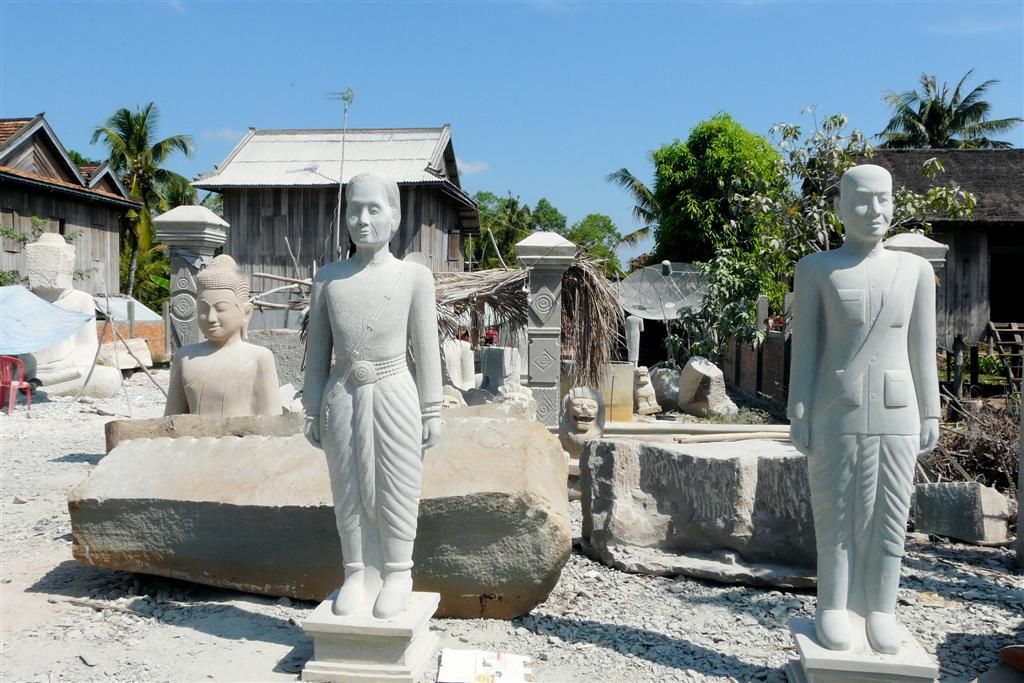 CAMBODJA - SIEM REAP -> PHNOM PENH - nieuwe standbeelden
