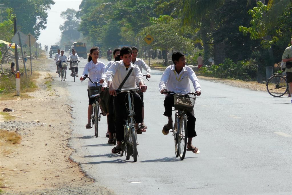 CAMBODJA - SIEM REAP -> PHNOM PENH - scholieren op de fiets