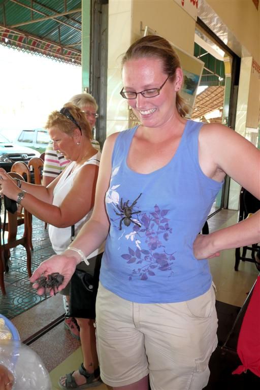 CAMBODJA - SIEM REAP -> PHNOM PENH - Brenda met twee levende tarantula spinnen