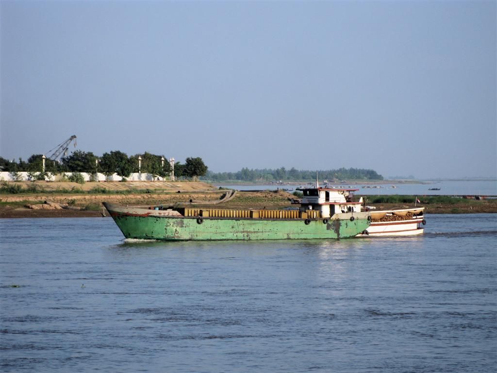 CAMBODJA - PHNOM PENH - Cambodjaans vrachtschip