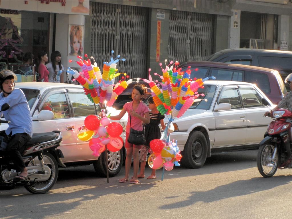 CAMBODJA - PHNOM PENH - twee kinderen die oa ballonnen verkopen