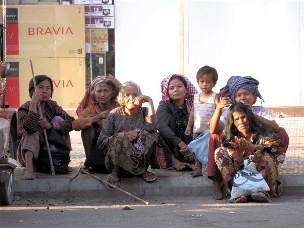 CAMBODJA - PHNOM PENH - groepje zwervers