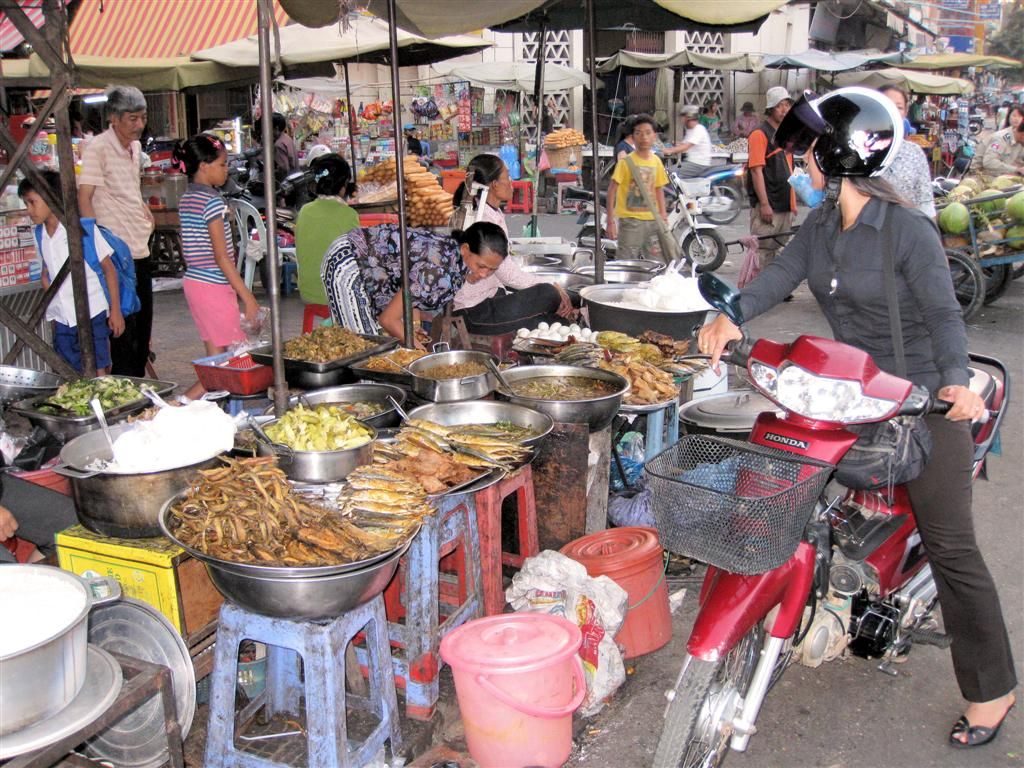 CAMBODJA - PHNOM PENH - lokaal eetstalletje