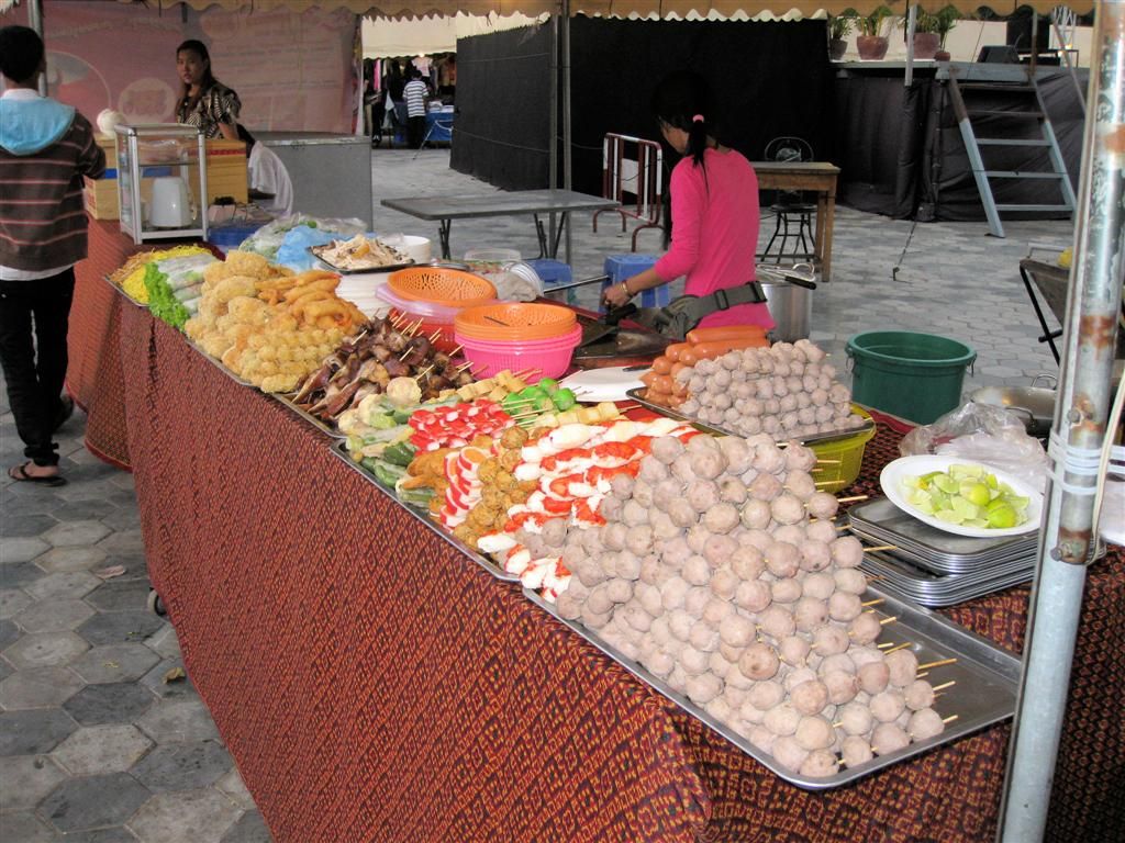 CAMBODJA - PHNOM PENH - lokaal eetstalletje