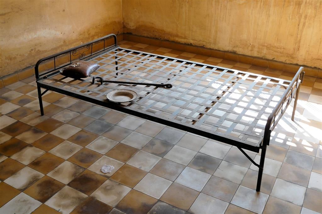CAMBODJA - PHNOM PENH - bed voor gevange van rode Khmer in het Tuol Sleng Genocide museum
