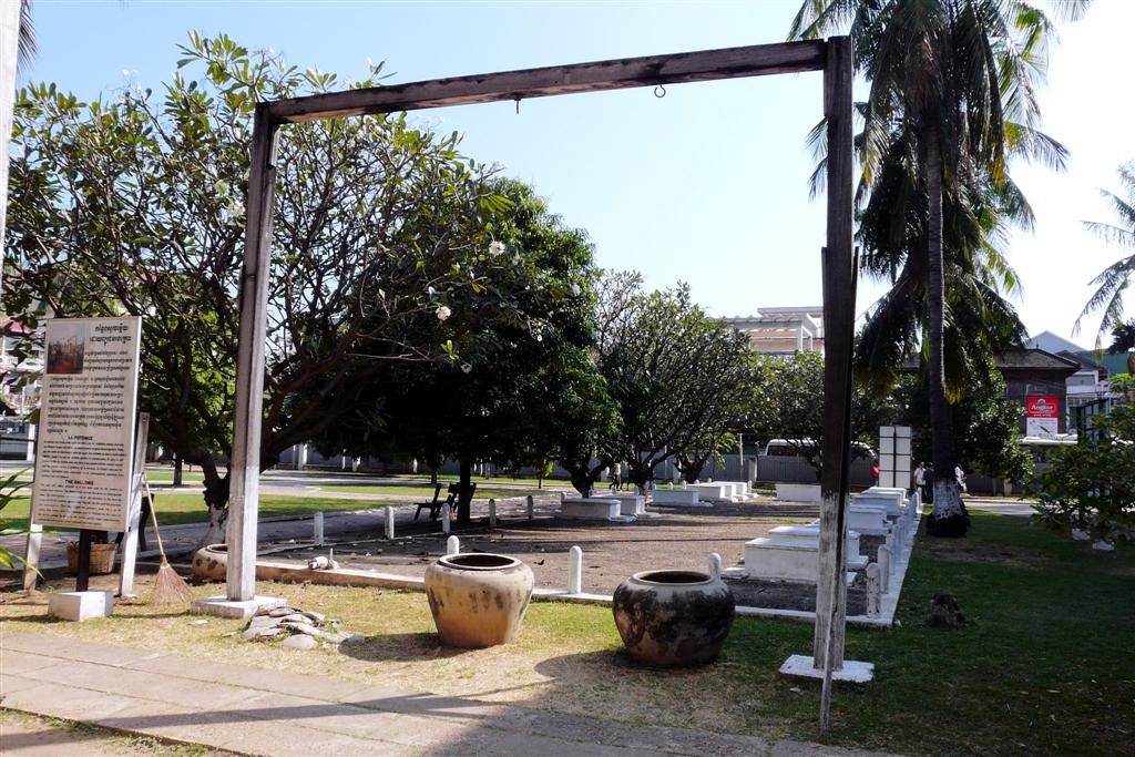 CAMBODJA - PHNOM PENH - gallow van rode Khmer bij het Tuol Sleng Genocide museum