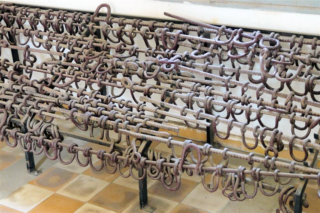 CAMBODJA - PHNOM PENH - voetboei voor gevangen van rode Khmer in het Tuol Sleng Genocide museum