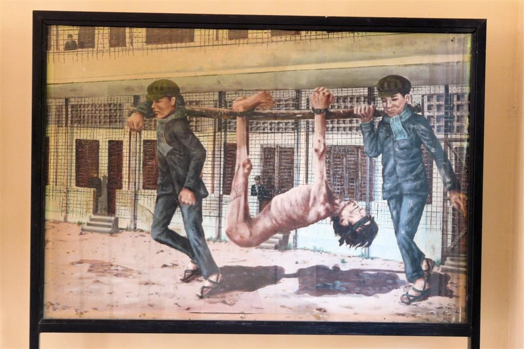 CAMBODJA - PHNOM PENH - afbeelding van een gevange van rode Khmer in het Tuol Sleng Genocide museum