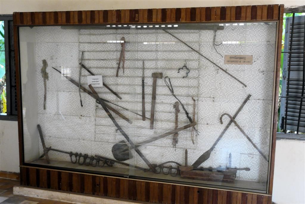 CAMBODJA - PHNOM PENH - martelwerktuigen van rode Khmer in het Tuol Sleng Genocide museum